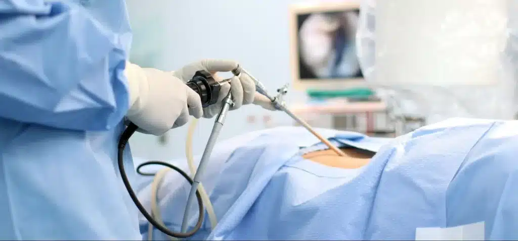 endoscopic spine surgery Cirugía Endoscópica de Columna en 2026: Para qué sirve y para qué no